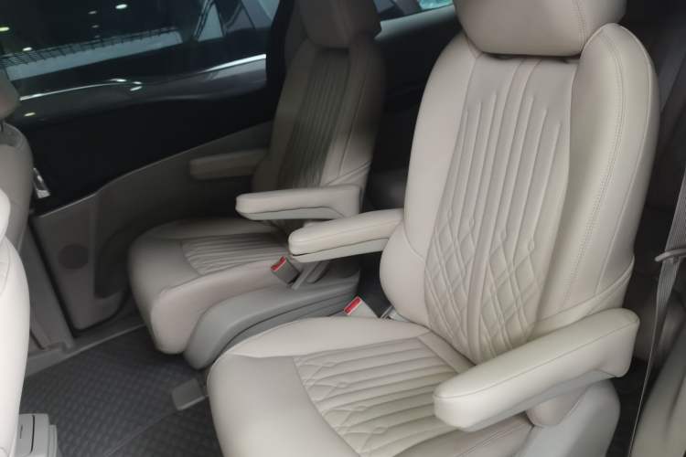 Used Buick GL8 2023 Land Executive Class Comfort Model