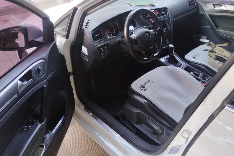 Used Volkswagen Golf 2016 230TSI Automatic Luxury Version
