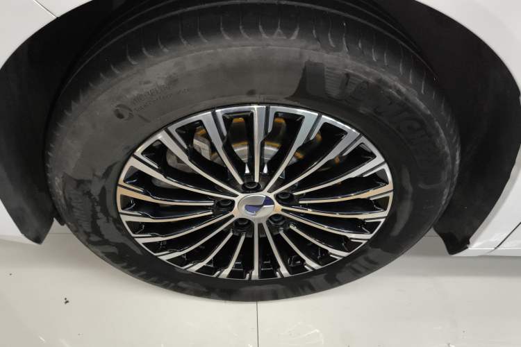 Used Denza D9 2022 DM-i 1040 Prestige Model
