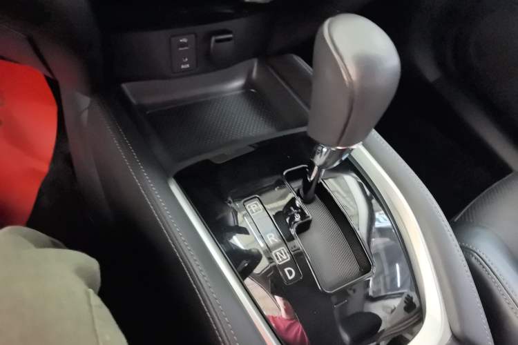 Used Nissan X-Trail 2014 2.5L CVT Leading Edition 4WD
