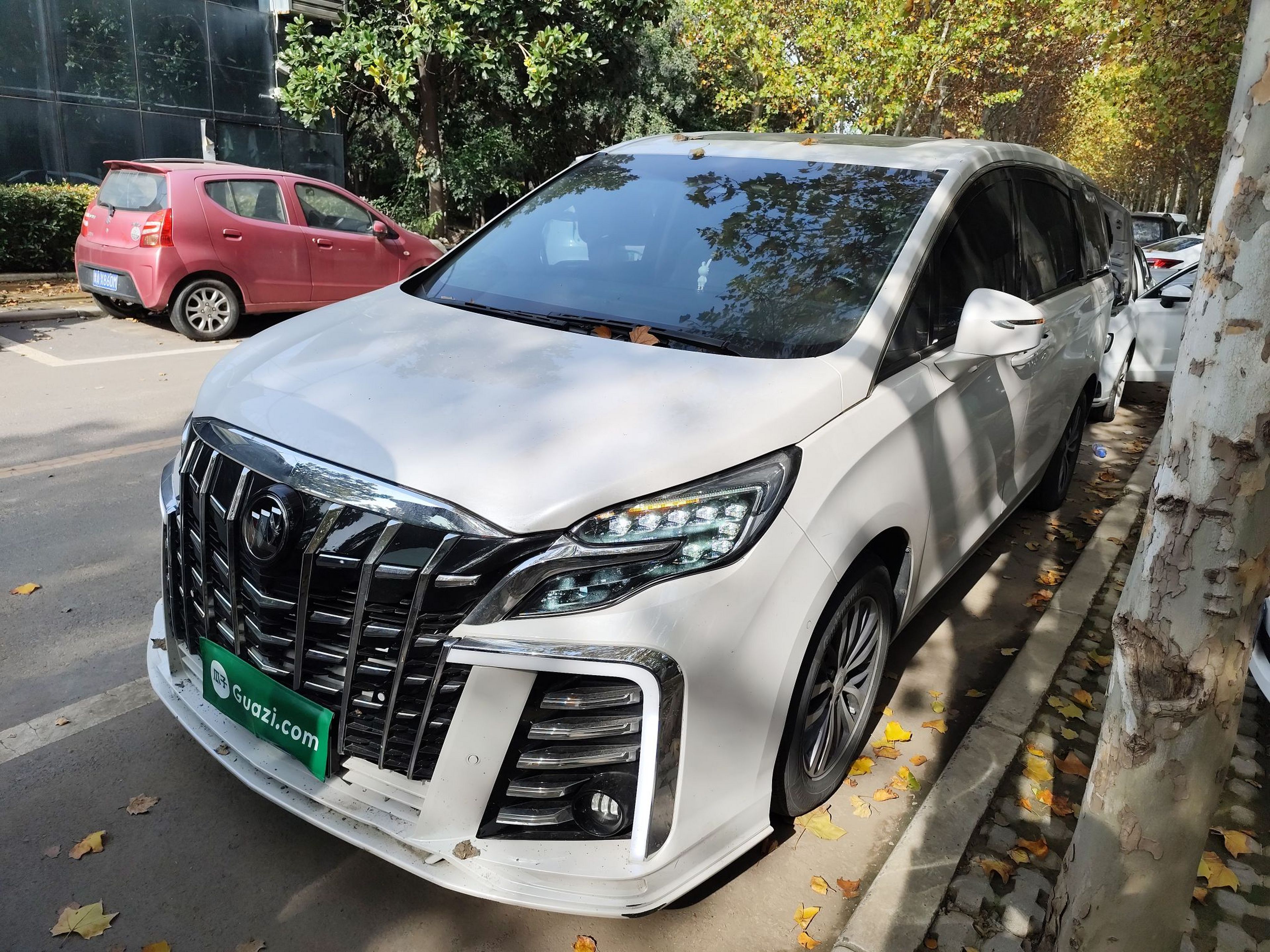 Под передней частью автомобиля