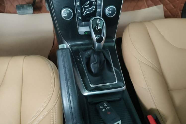 Used Volvo V40 2017 T3 Zhiyi Edition
