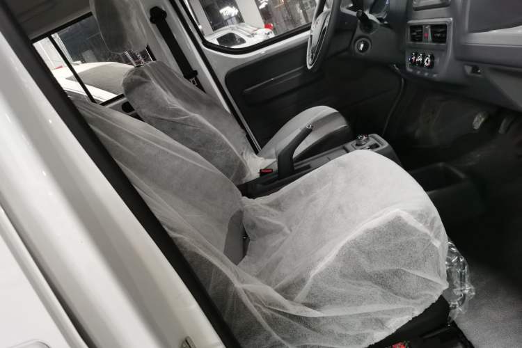 Used Wuling Yangguang 2024 300KM Comfort Version Passenger Van 75kW
