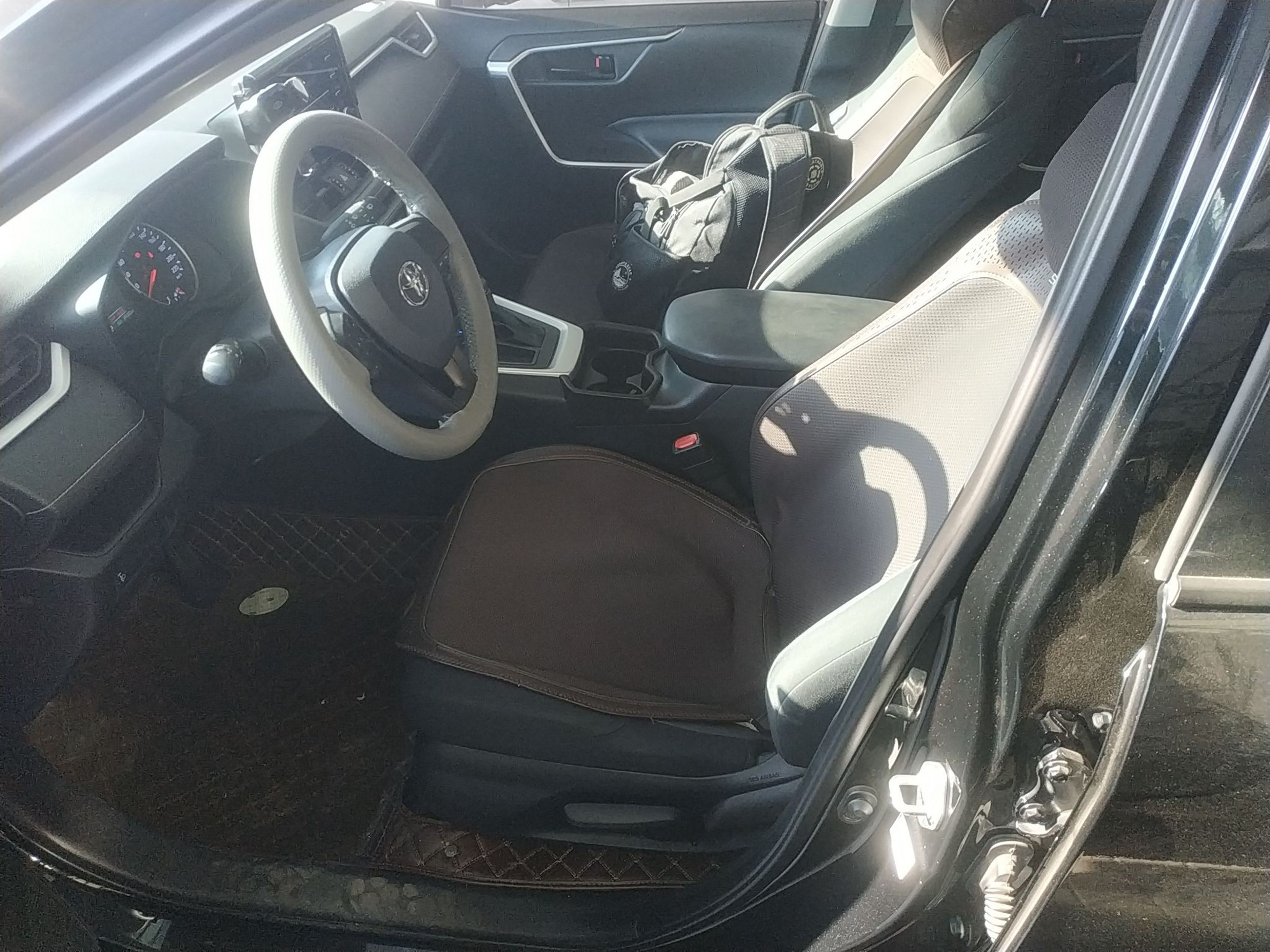 المقاعد الأمامية داخل السيارة