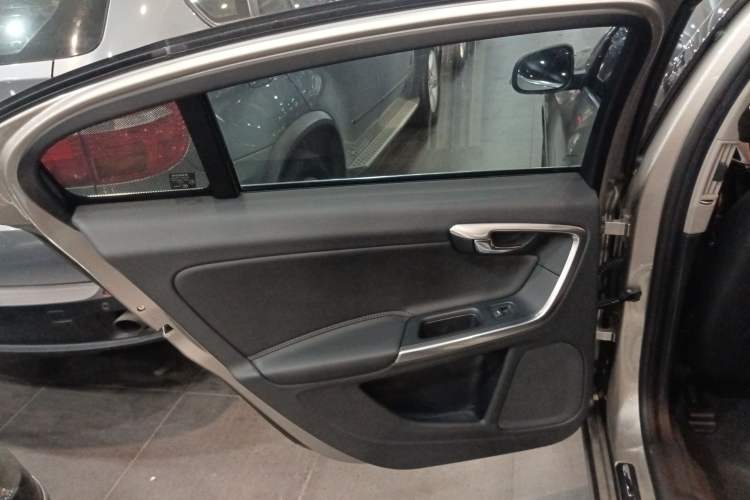 Used Volvo S60 2014 S60L 2.0T Zhiyuan Edition
