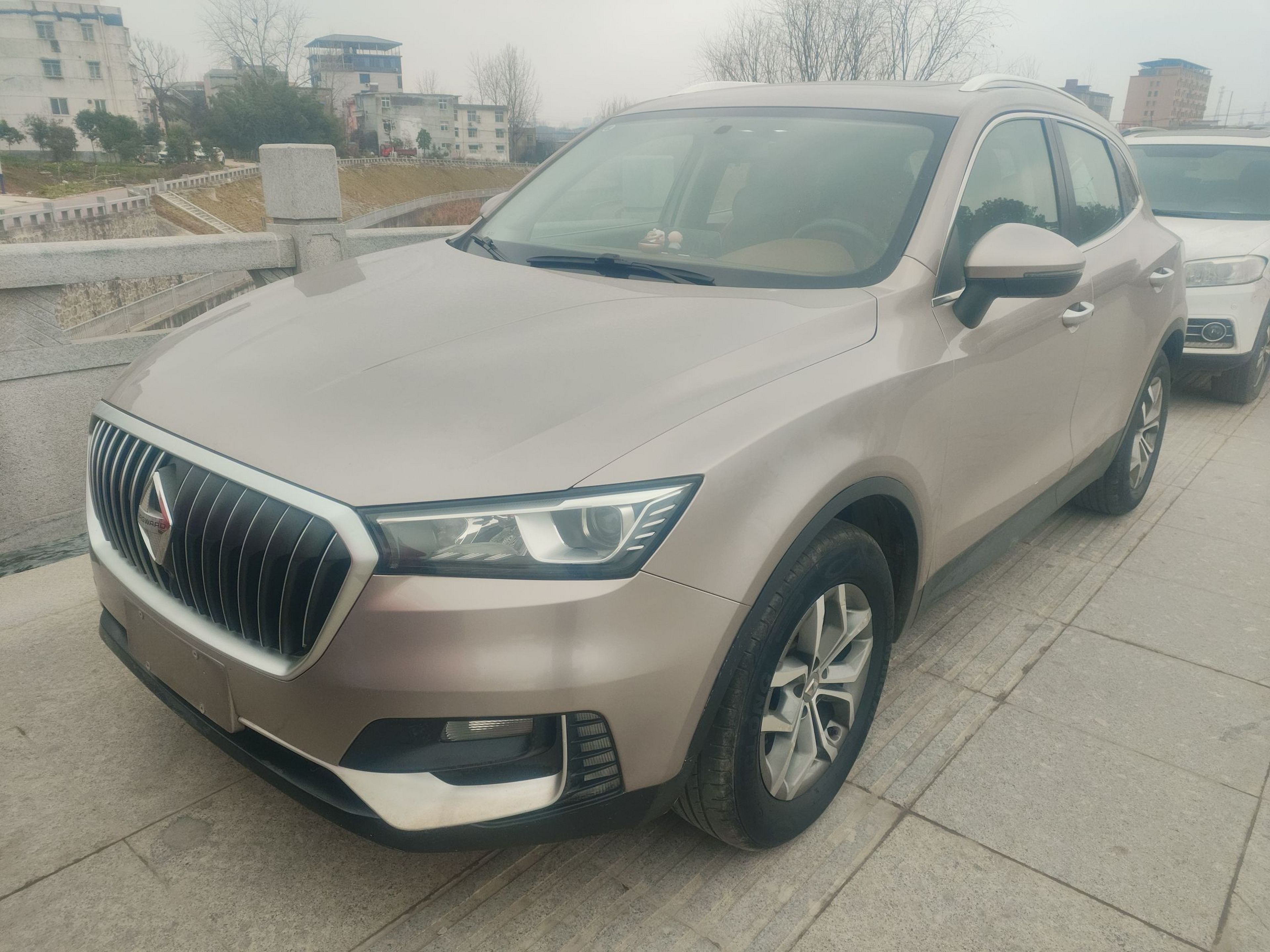 Под передней частью автомобиля