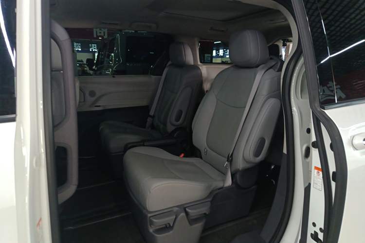 Used Toyota Granvia 2023 2.5L Hybrid Prestige PLUS Edition
