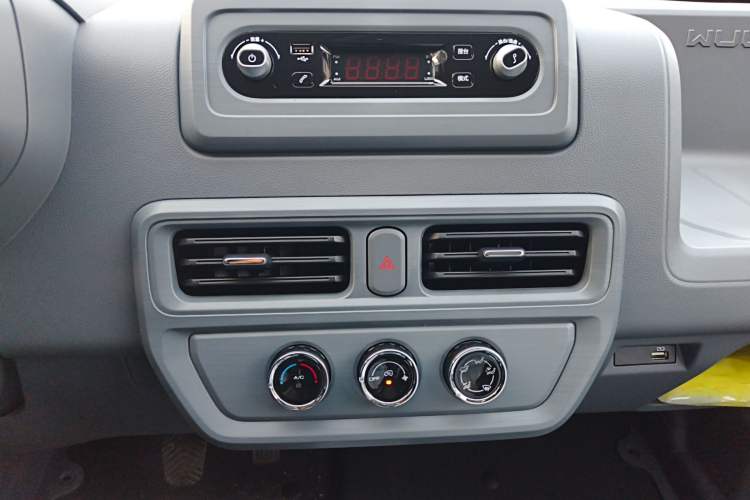 Used Wuling Yangguang 2024 300KM Comfort Version Passenger Van 75kW
