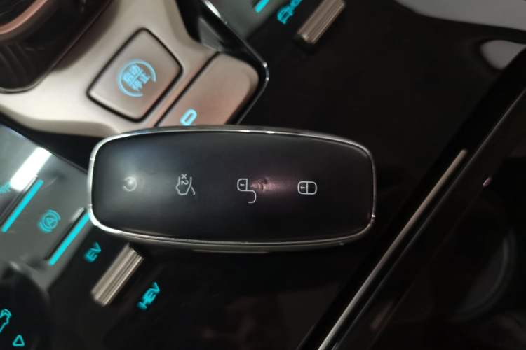 Used Denza D9 2022 DM-i 1040 Prestige Model
