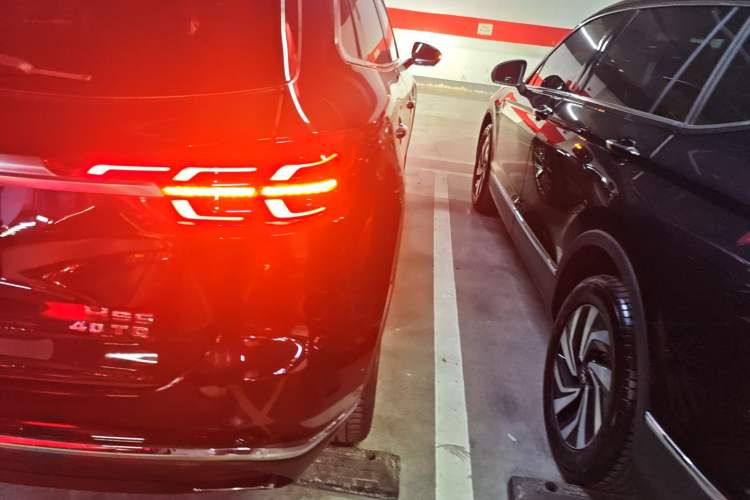 Used Hongqi HS5 2022 Facelifted Version 2.0T Smart Connect Flagship All-Wheel-Drive Edition
