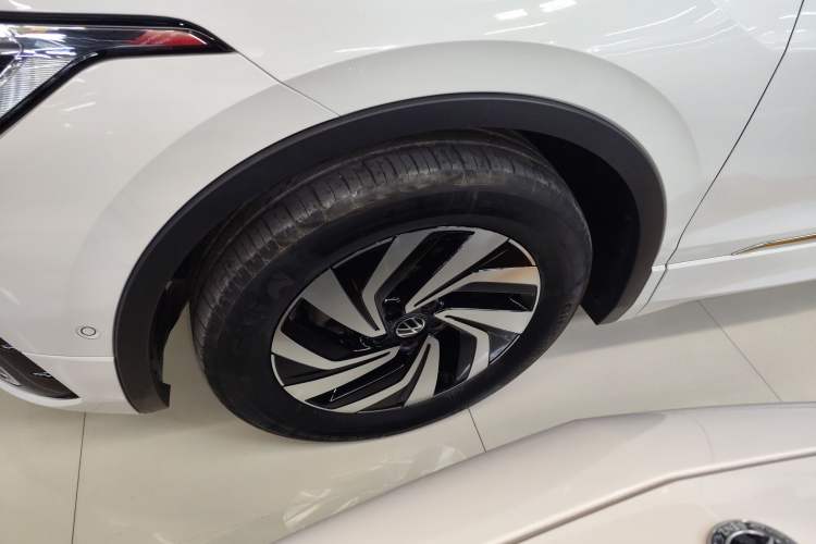 Used Volkswagen Tiguan L 2024 Outstanding Model 330TSI Automatic Two-Wheel Drive R-Line Dragon Glory Edition
