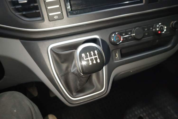 Used SAIC MAXUS Xintu V80 2023 2.0T Manual Classic Aoyuntong Short Wheelbase Mid-Roof 5/6-Seater