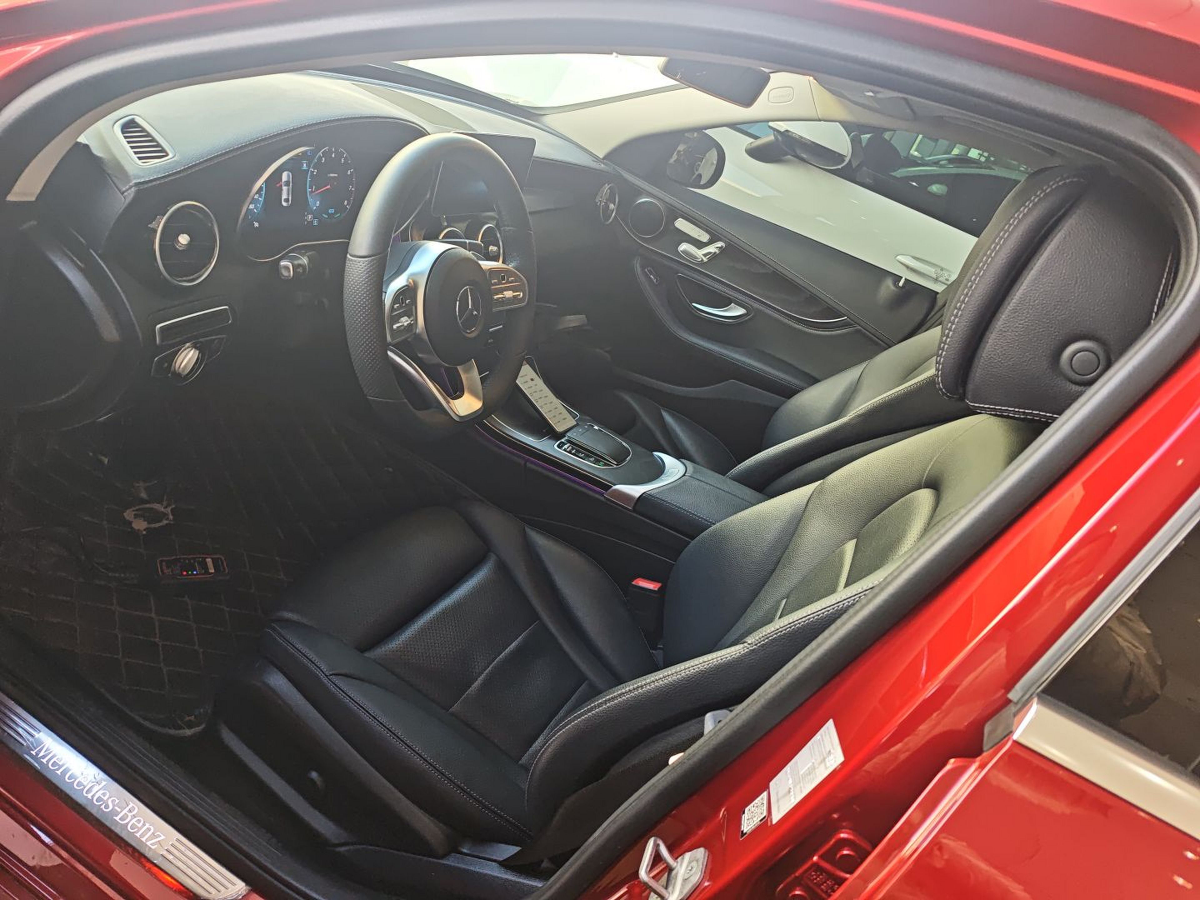 Переднее сиденье в автомобиле