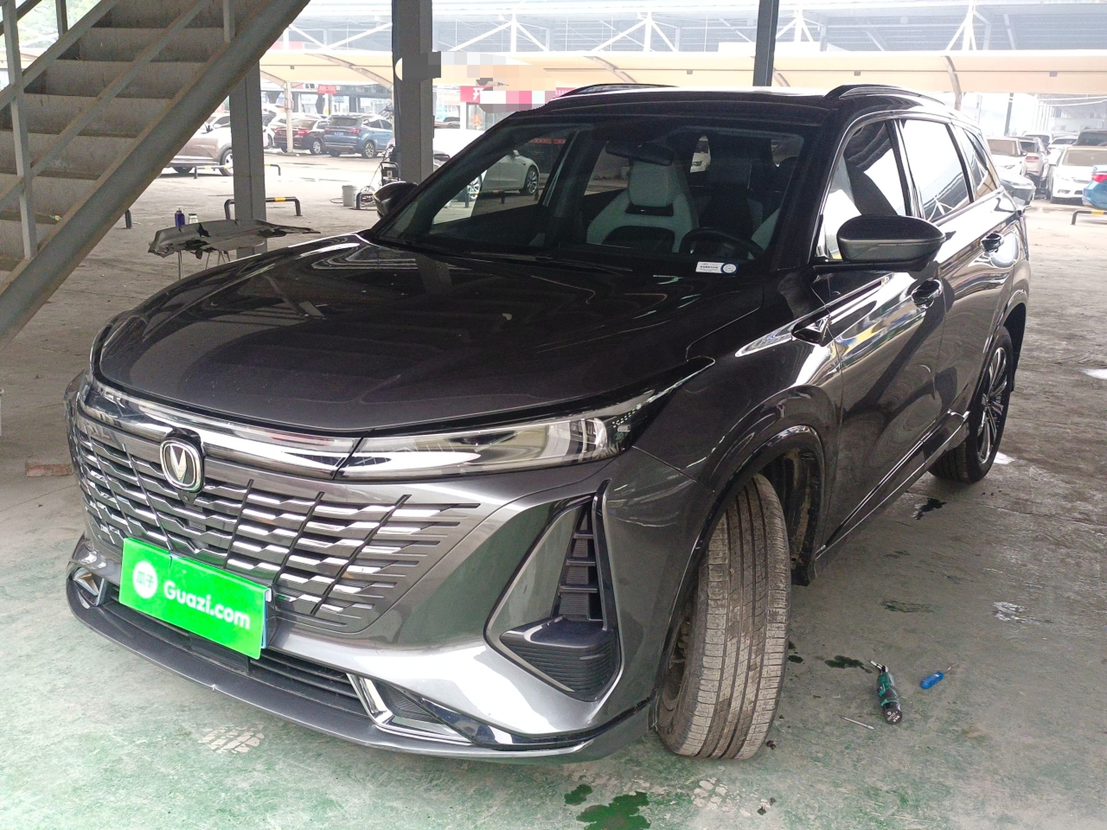 تحت مقدمة السيارة