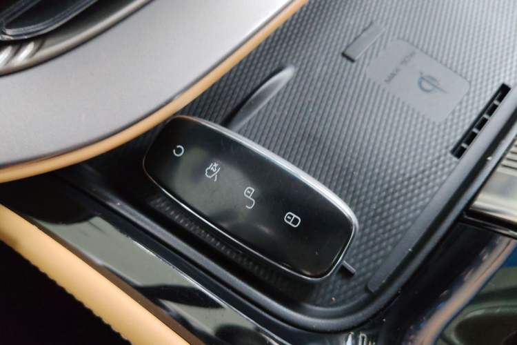 Used Denza D9 2024 DM-i 980 Four-Wheel Drive Flagship Model