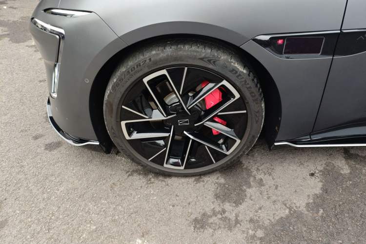 Used  12 2023 700 Three-Laser Rear-Wheel Drive Luxury Edition
