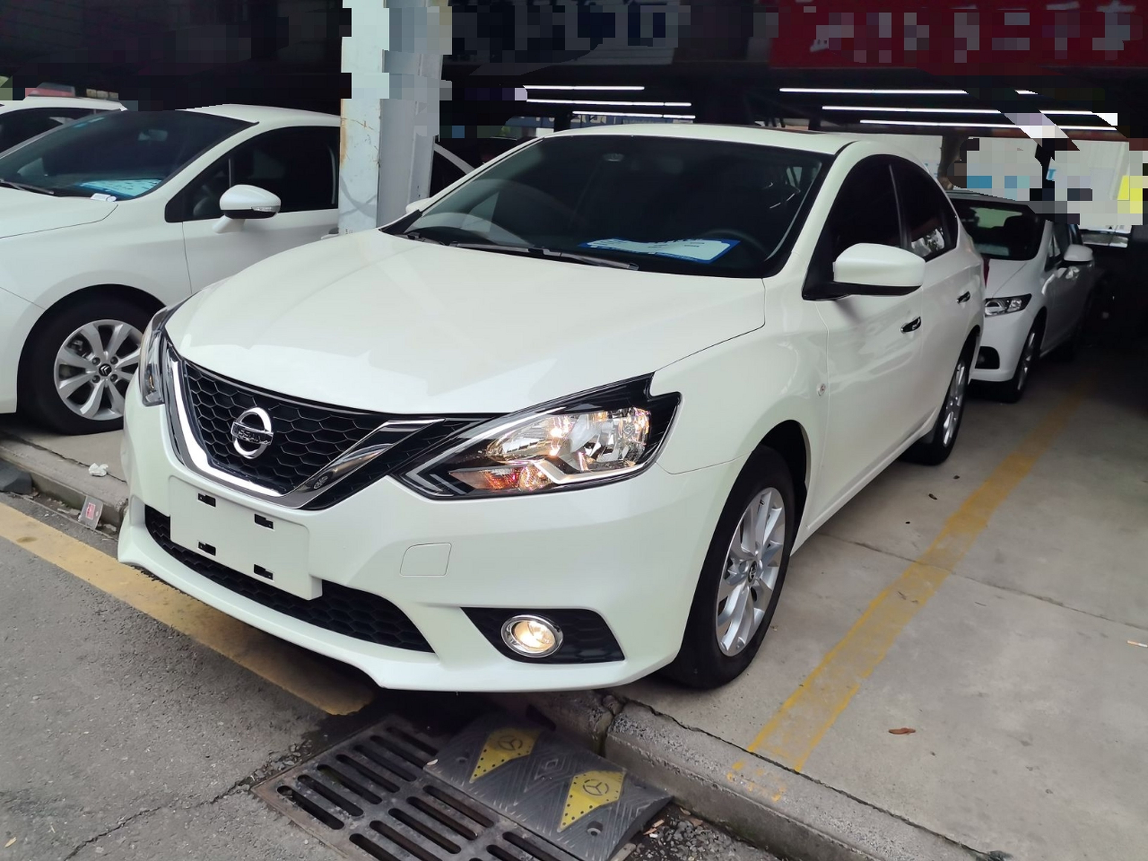 تحت مقدمة السيارة