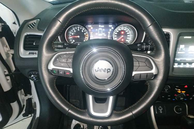 Used  Compass 2017 200T Automatic Family Edition
