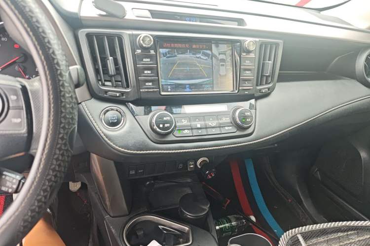 Used Toyota RAV4 2019 2.0L CVT Two-Wheel Drive Fashion X Limited Edition China VI Standard
