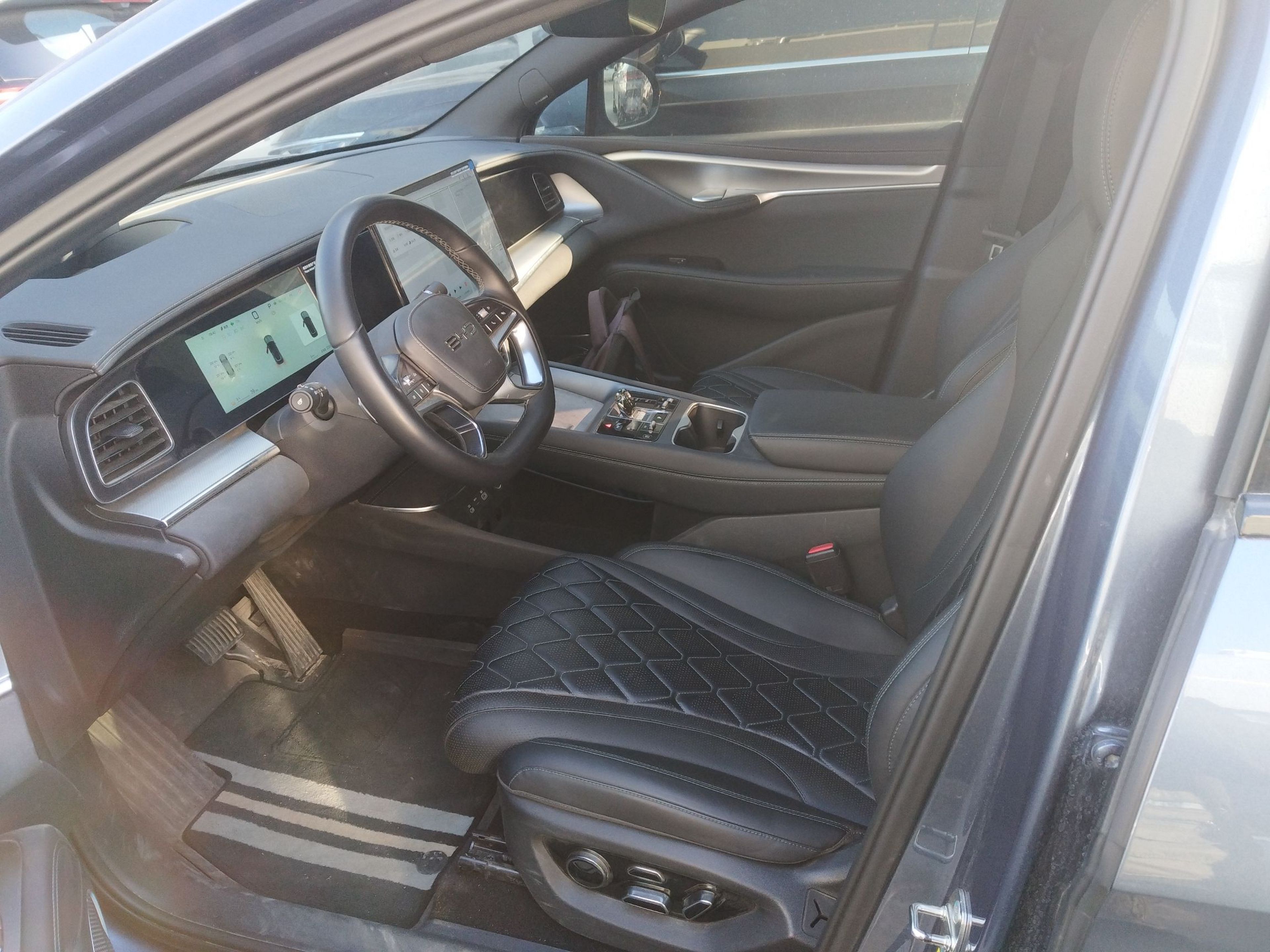 المقاعد الأمامية داخل السيارة