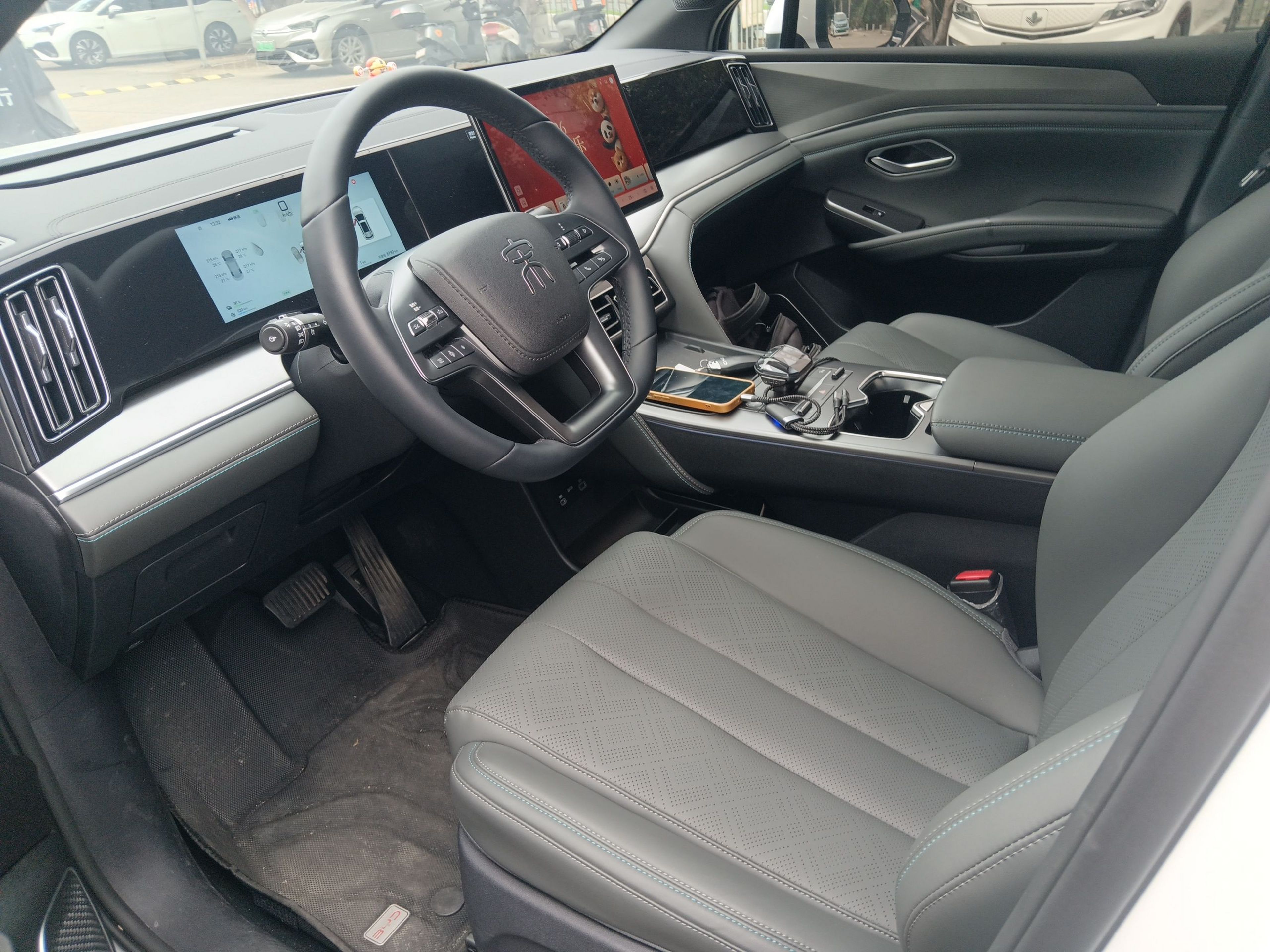 المقاعد الأمامية داخل السيارة