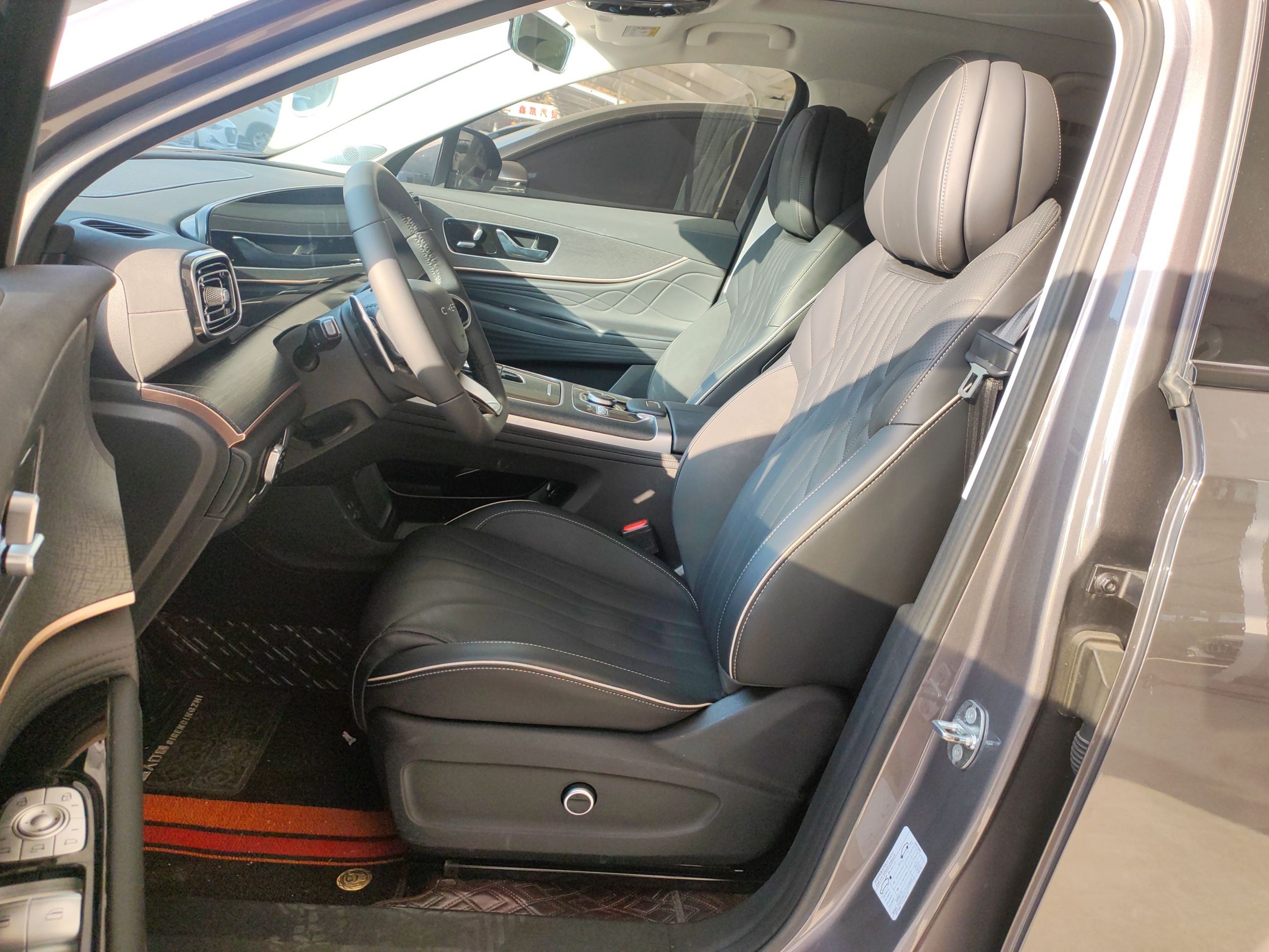 Переднее сиденье в автомобиле