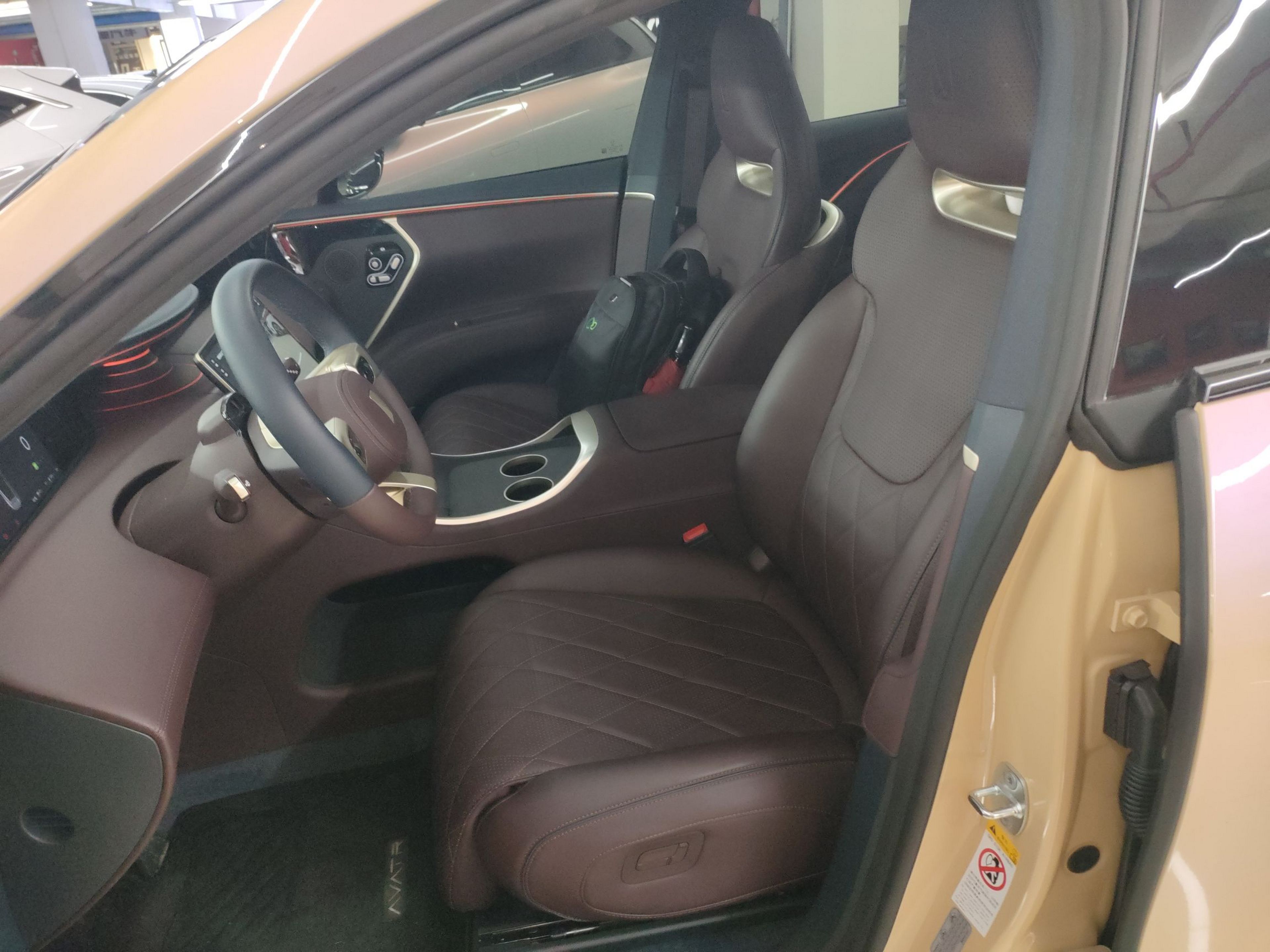 المقاعد الأمامية داخل السيارة