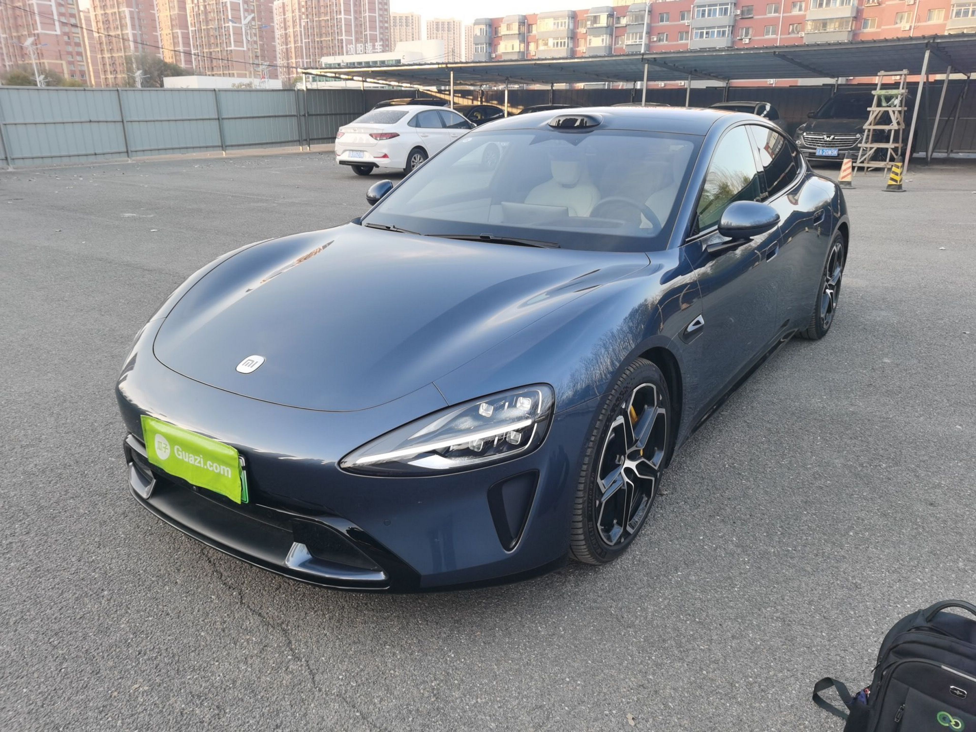 Под передней частью автомобиля