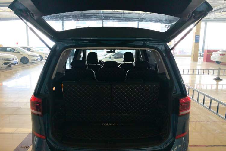 Used Volkswagen Touran 2022 Volkswagen Touran L 280TSI DSG Boundary Edition 7 Seats
