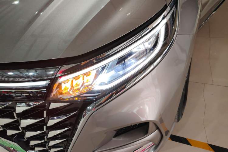 Used Roewe iMAX8 New Energy 2025 1.5T DMH Lu Zun Deluxe Edition
