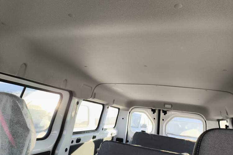 Used Wuling Yangguang 2024 300KM Comfort Version Passenger Van 75kW
