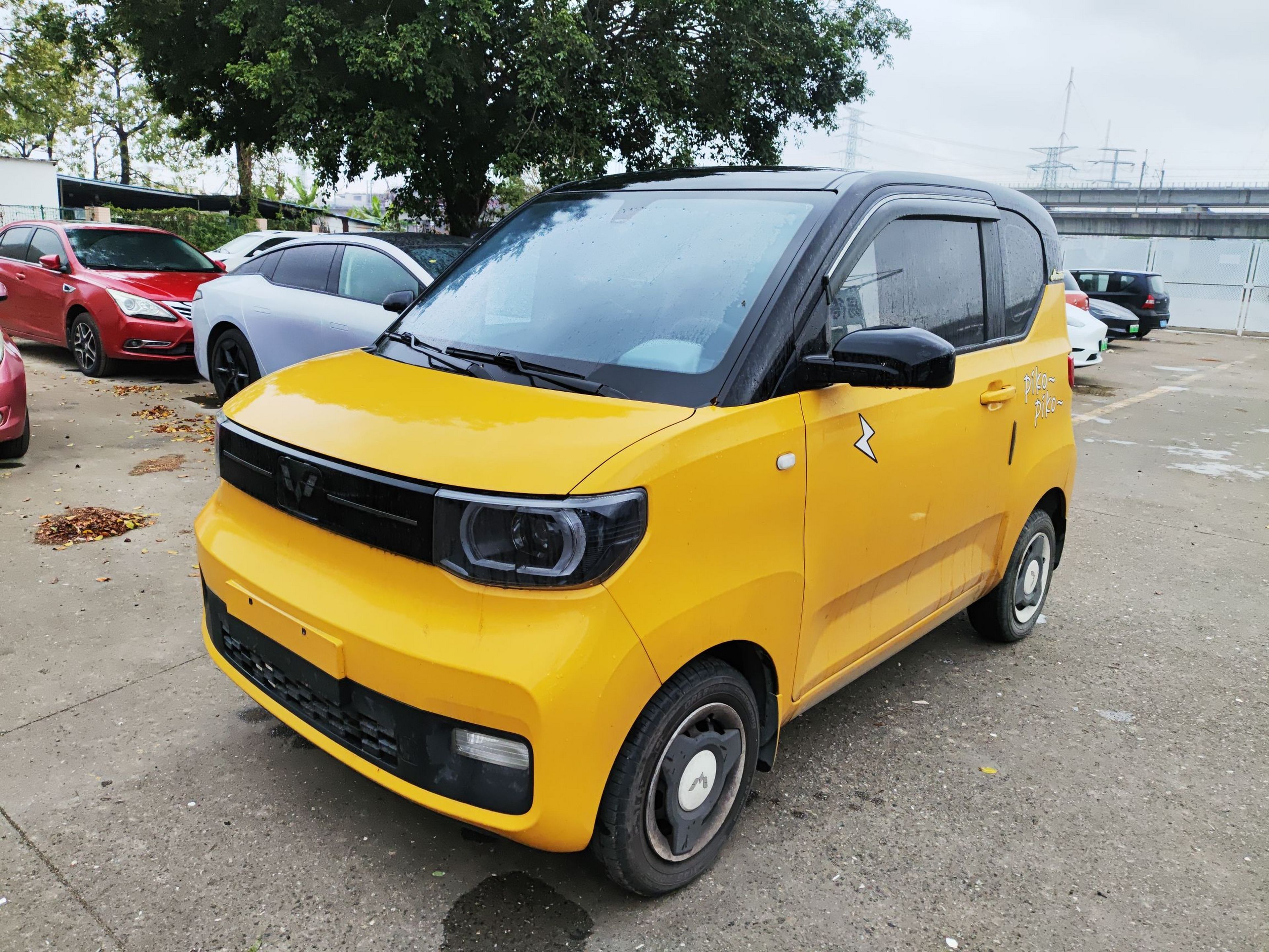 Под передней частью автомобиля