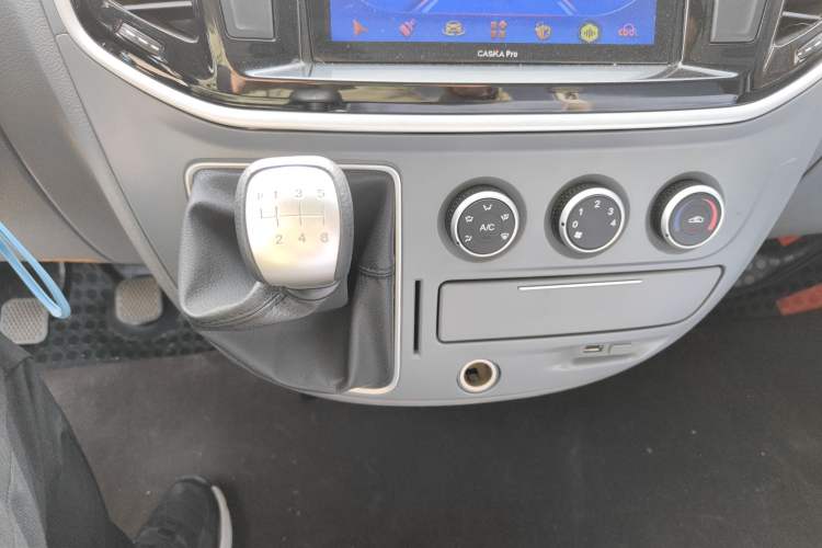 Used SAIC MAXUS Xintu V80 2023 2.0T Manual Classic City Delivery King Short Wheelbase Mid-Roof 3-Seater
