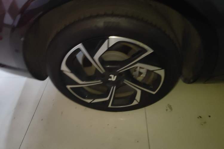 Used  R7 2023 Rear-Drive Screen King Pro Edition
