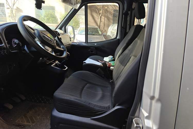 Used JMC Transit 2021 2.8T Space King Standard Version Long Wheelbase Mid-Height Roof Rear Single Tire – Step 6-Seater Diesel China VI Emission Standard JX493