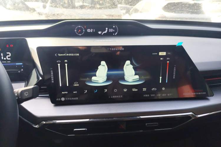 Used Oshan Z6 2023 Blue Whale 1.5T DCT Smart Luxury Model