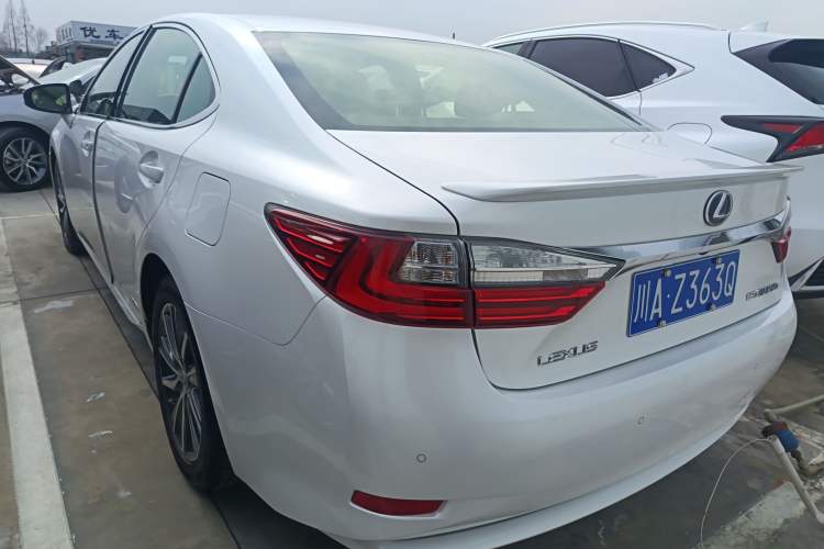 Used Lexus ES 2015 300h Comfort Edition
