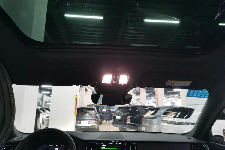 Used Volvo XC60 New Energy 2025 Plug-in Hybrid Long-Range All-Wheel Drive Zhiyuan Extreme Night Black Edition
