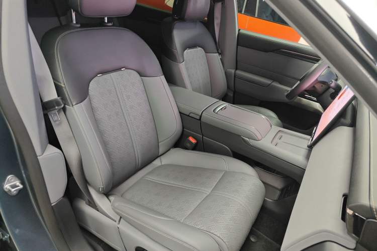 Used Zeekr 7X 2025 100 kWh Long-Range Rear-Wheel Drive with Intelligent Driving Features