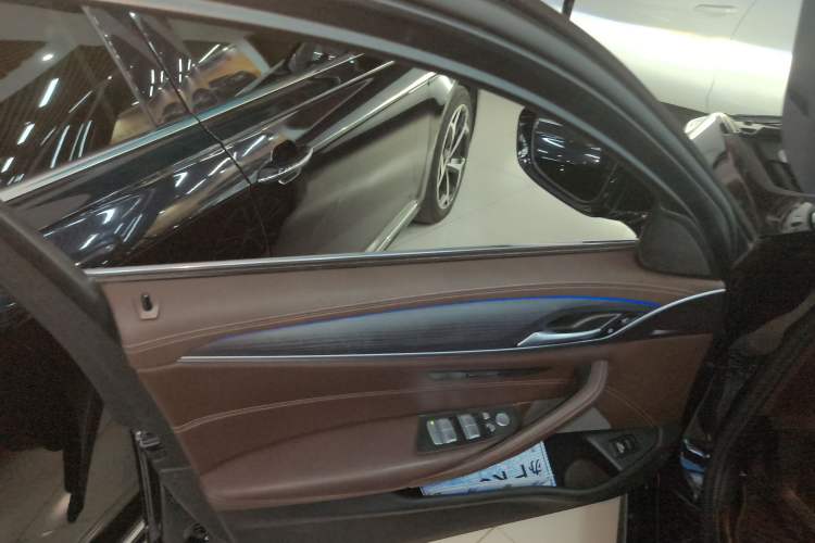 Used BMW 5 Series 2021 Facelifted 530Li Leading Edition M Sport Package
