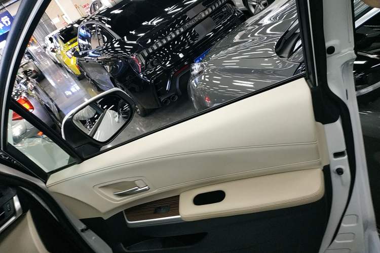 Used Toyota Granvia 2022 2.5L Hybrid Premium Edition
