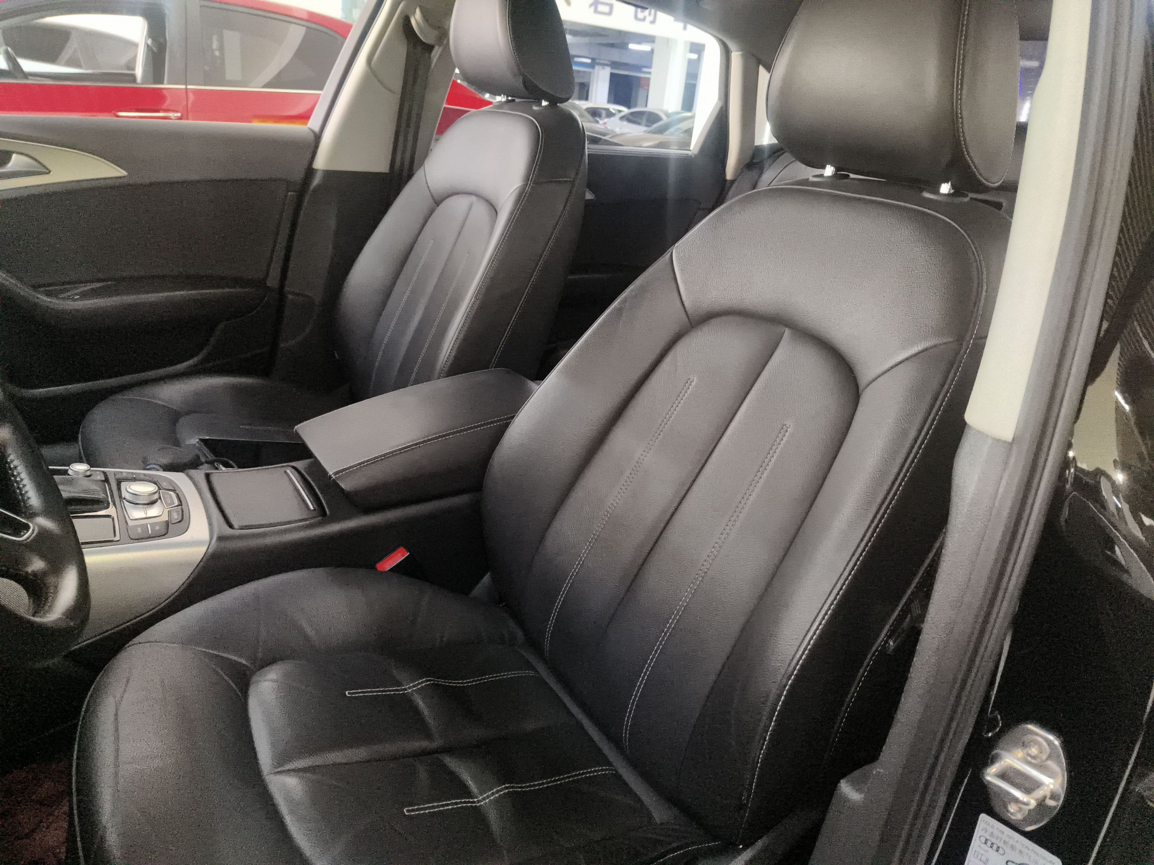 Переднее сиденье в автомобиле