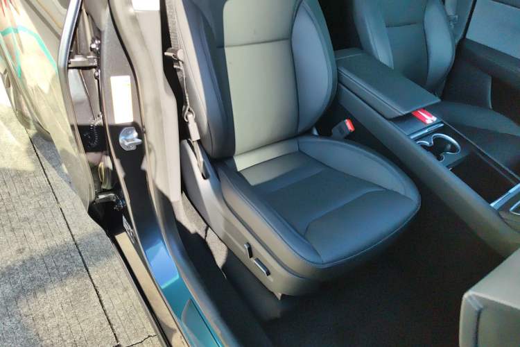 Used Tesla Model Y 2025 Rear-Wheel-Drive Version
