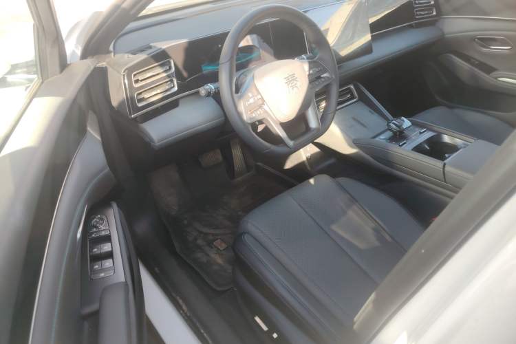 Used BYD Qin L 2025 DM-i Smart Drive 120KM Superior Model
