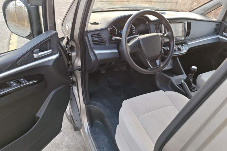 Used FORTHING Lingzhi 2023 M5L 1.6L Base Model 7 Seats
