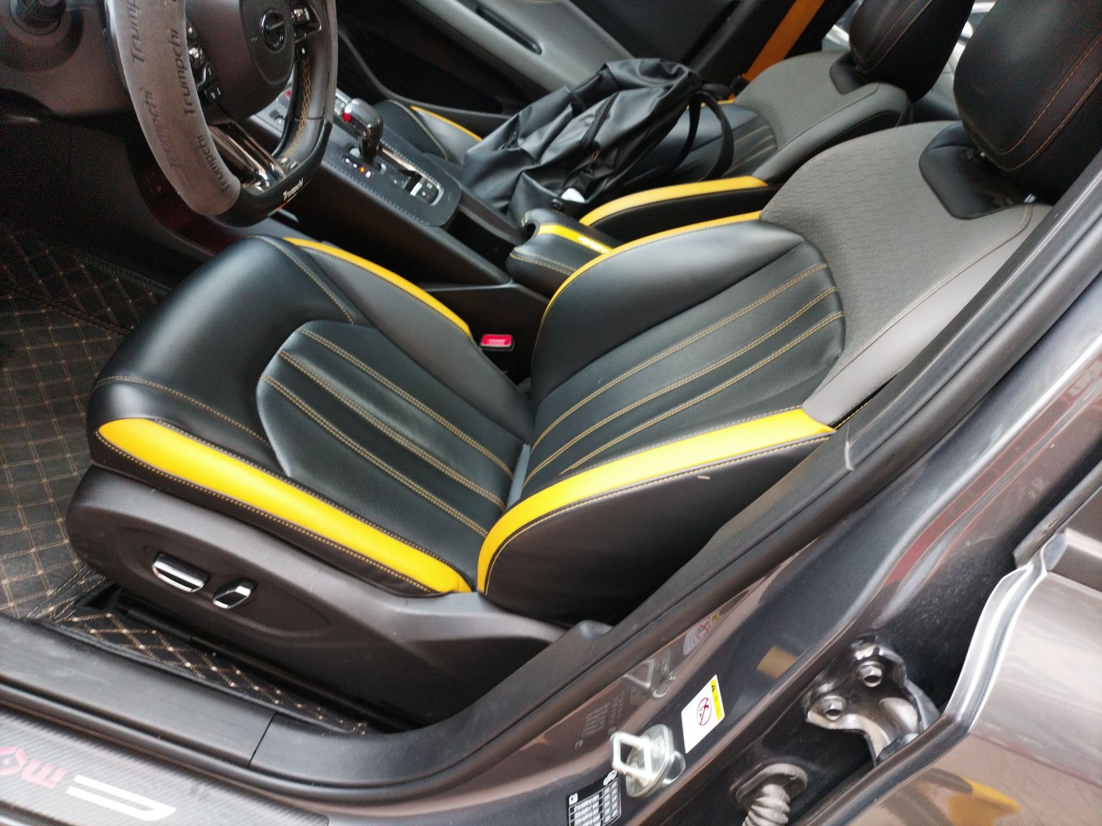 المقاعد الأمامية داخل السيارة