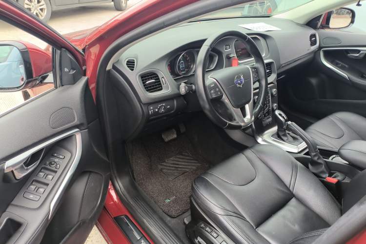 Used Volvo V40 2015 1.6T Zhiya Edition
