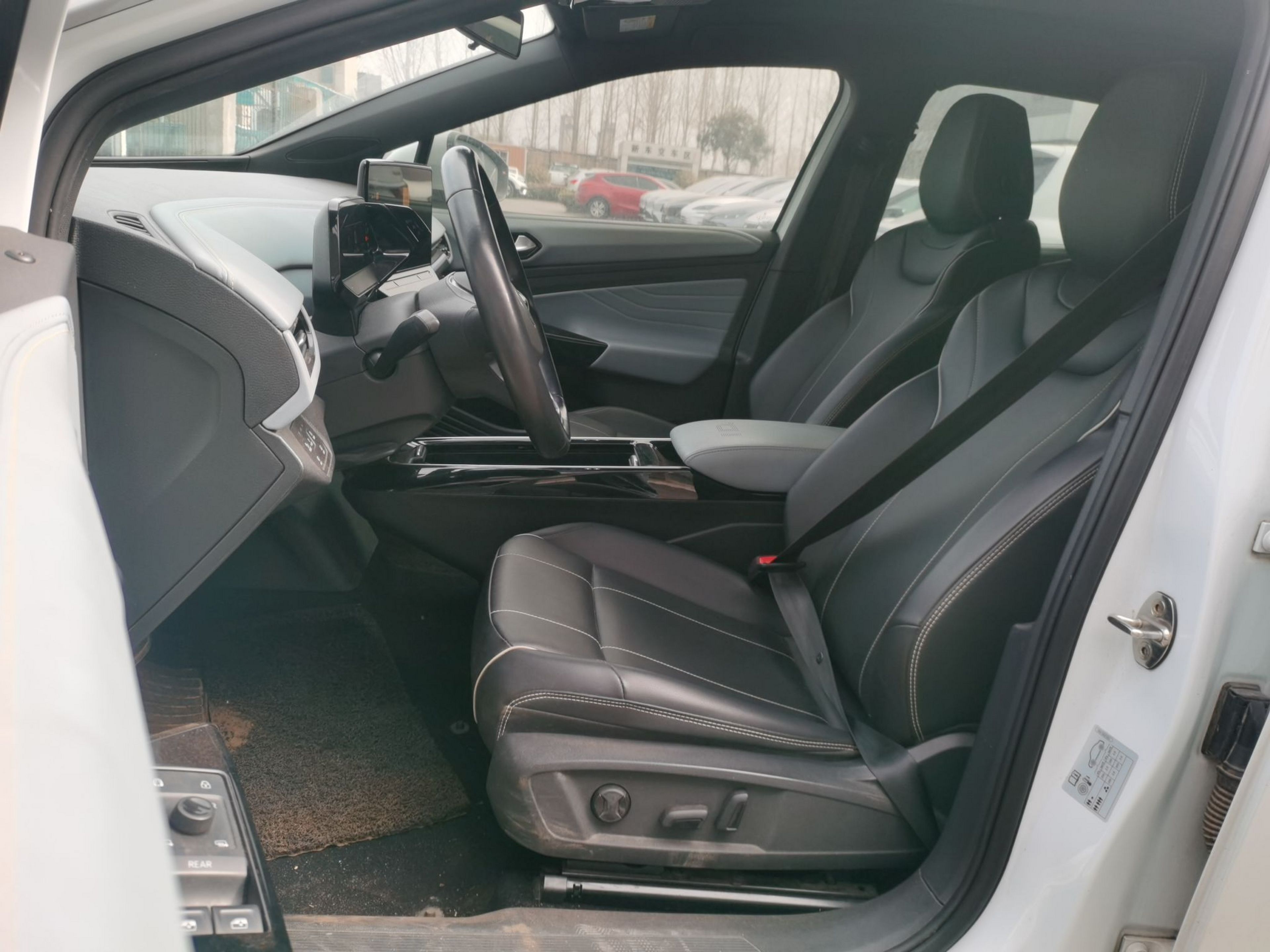 المقاعد الأمامية داخل السيارة