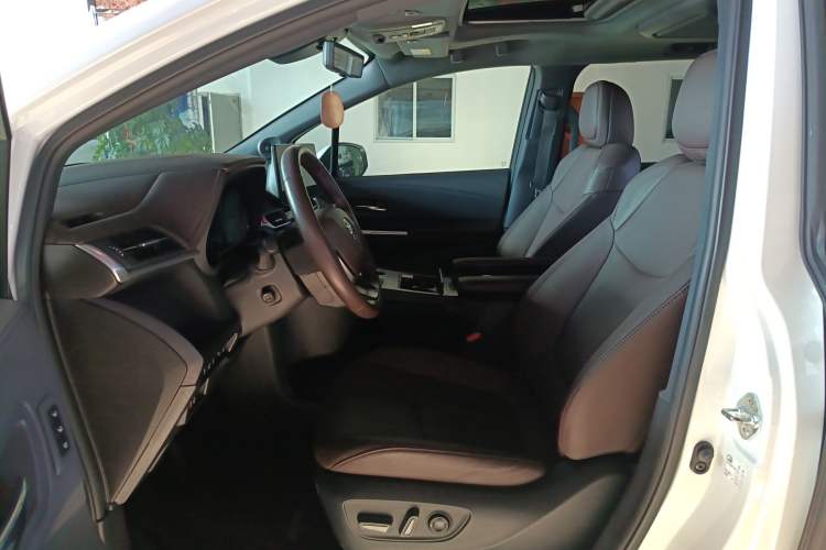 Used Toyota Granvia 2023 2.5L Hybrid Flagship VIP Edition