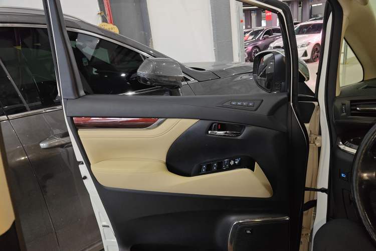 Used Toyota Alphard 2015 3.5L Luxury Edition
